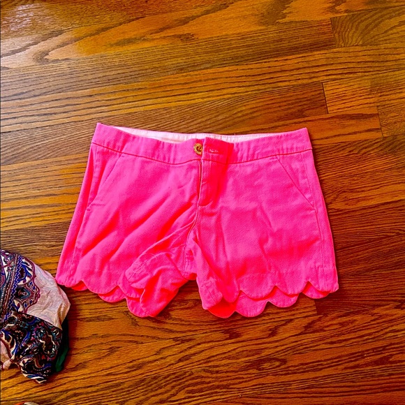 Lilly Pulitzer Vibrant Pink Scalloped Shorts - Picture 1 of 1